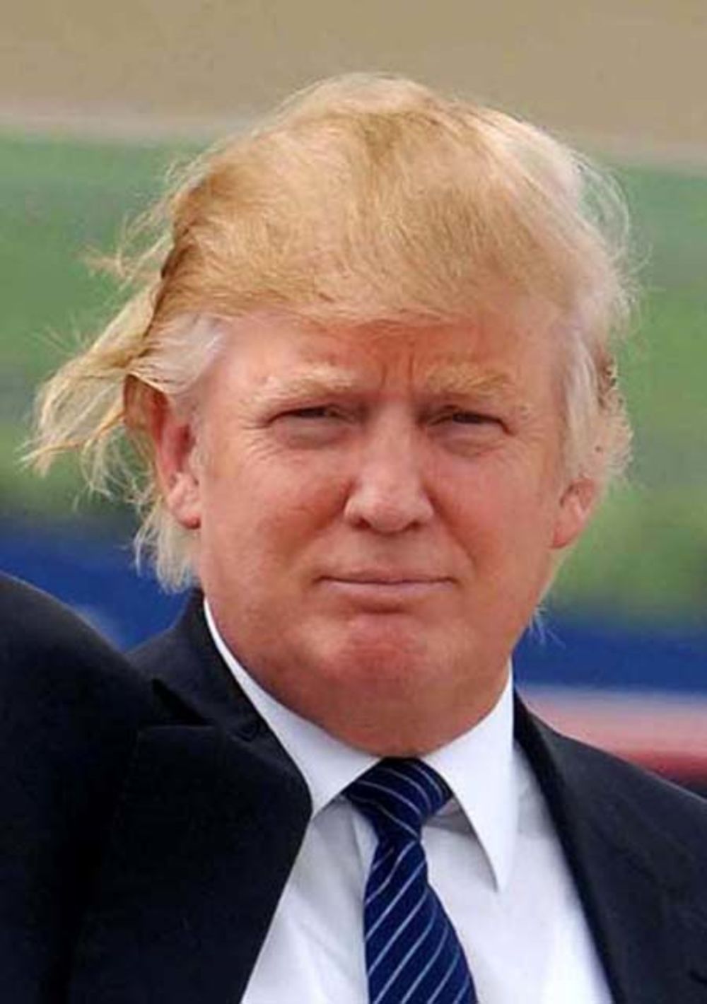 Popularni američki voditelj Rajan Sikrest u svojoj radio emisiji ugostio je biznismena Donalda Trampa i konačno razotkrio tajnu da li slavni poslovni magnat nosi periku ili ne
