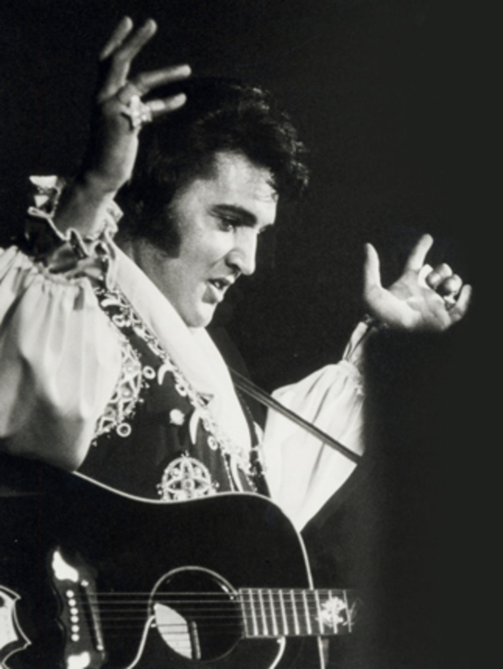 Tridesečetvorogodišnjicu od odlaska na večni počinak kralja popa Elvisa Prislija 16. avgusta obeležava čitav svet, kao da je ovaj muzički idol koji bi ove godine imao sedamdeset i šest godina i dalje živ i da ga zavisnost od lekova, narkomanija i bračni proble