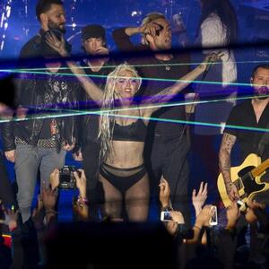 Lejdi Gaga dozvolila da povraćaju po njoj (VIDEO)