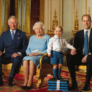 PRAZNICI NAM STIŽU: Kraljica Elizabeta ima stroga PRAVILA za otvaranje božićnih poklona, a tek da čujete šta joj je princ Hari poklonio za prošli praznik - SMEH DO SUZA