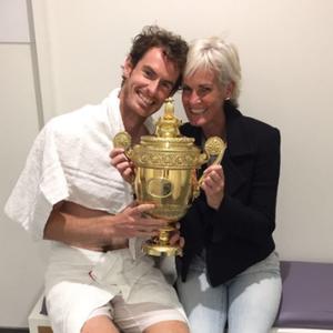 Da li je ovo najlepša podrška iz teniskog sveta? Majka poznatog Novakovog rivala očarala sve svojom pojavom (FOTO)