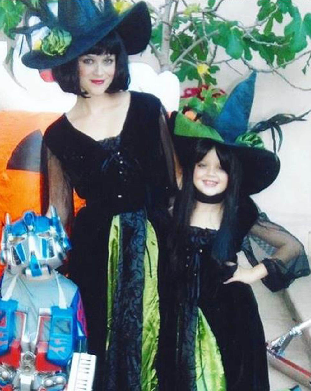 Riz Viterspun i njena ćerka kao zle veštice