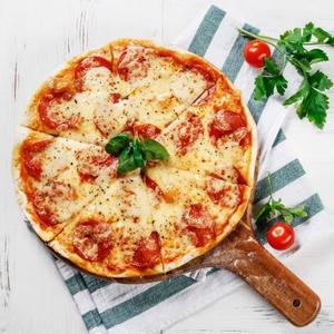 NAPRAVITE TESTO KAO IZ PICERIJE: Domaća pica nikad ukusnija!