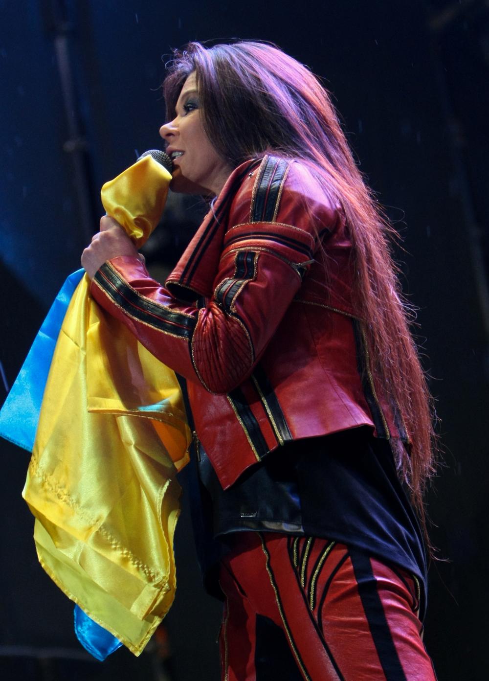 <p><strong>Ruslanu Ližičko </strong>upoznali smo na takmičenju za pesmu Evrovizije gde nas je "oduvala" sa <em>"Wild dances"</em>. Ona je i dan danas verna svom rokerskom fazonu, iako 2012. njena <em>"This is euphoria"</em> nije doživela veliki uspeh. Osim u muzici i porodici, šarmantna ukrajinska zvezda danas proslavlja 44. rođendan, a mi vam tim povodom predstavljamo par njenih najenergičnijih fotografija!</p>