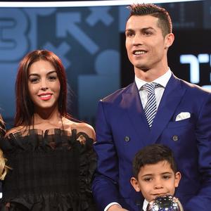 MALO JE REĆI DA GA ĆERKICA OBOŽAVA: Kristijano Ronaldo je više nego BRIŽAN otac, a ovako razmenjuje nežnosti sa detetom (VIDEO)