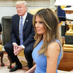 Svet ne može da se složi kojoj bolje stoji: Melanija Tramp i Sindi Kroford u identičnim haljinama (FOTO, ANKETA)