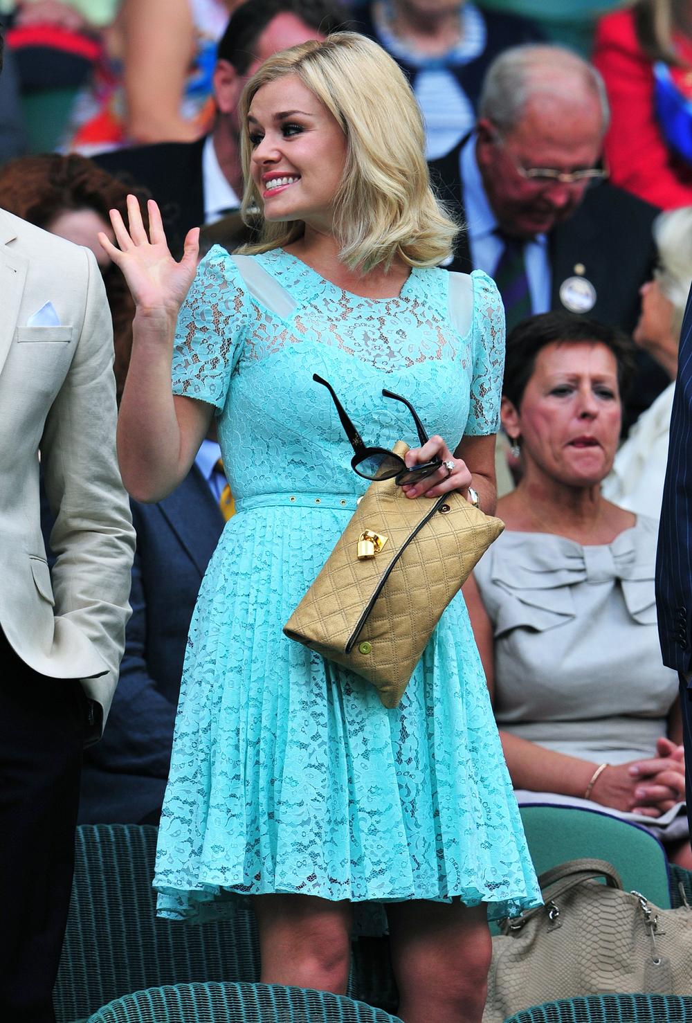 <b> Ketrin Dženkins  </b>

Velška operska pevačica je redovna na tribinama slavnog turnira, a jedan od njenih najupečatljviijih modnih odabira za ovu priliku je plava haljina koju je 2011. godine nosila na meču koji je Đoković igrao protiv Žo-Vilfreda Conge.