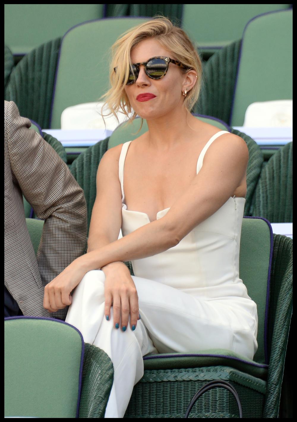 <b> Sijena Miler </b>

Šarmantna glumica uživala je 2015. godine u meču između Novaka Đokovića i Rišara Gaskea u prelepom kombinezonu bele boje.