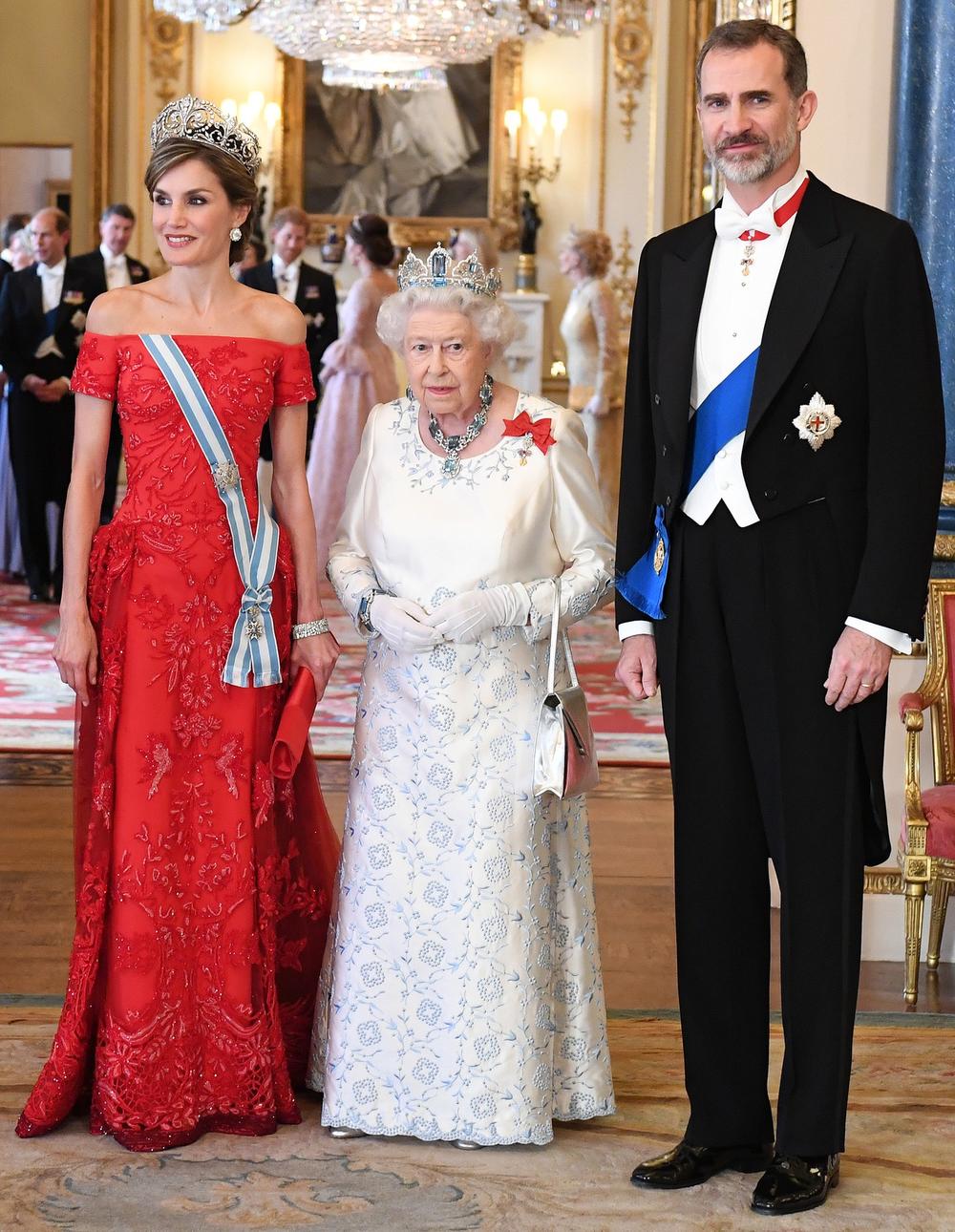 <p>Španska kraljica i njen suprug <strong>kralj Felipe VI</strong> trenutno su u poseti Ostrvu, a mnogi susret nje i vojvotkinje od Kembridža komentarišu kao modni sudar titana.</p>