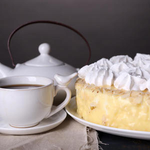 Šumadijska torta po receptu naših baka: Napravite poslasticu sa rakijom, medom i šljivama (RECEPT)