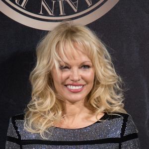 SIROMAŠNOJ DECI NOVAC JE POTREBNIJI NEGO NOTR DAMU: Pamela Anderson napustila humanitarnu večeru BESNA I REVOLTIRANA!