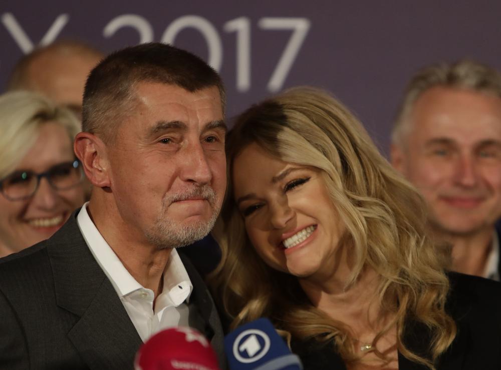 <p>Suprugu predsednika stranke koja je pobedila na parlamentarnim izborima u Češkoj mediji su već proglasili <em>češkom Melanijom</em>. Šta vi kažete?</p>