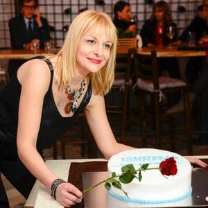 Aleksandra Simić u društvu velikog broja poznatih ličnosti proslavila 3. rođendan emisije “Iskreno” (FOTO)