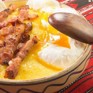 Pravi srpski doručak: Napravite južnjački kačamak sa sirom i slaninom (RECEPT)