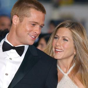 FANOVI VAN SEBE, HOLIVUD NA KOLENIMA: Bred Pit i Dženifer Aniston se tajno venčali na njenoj božićnoj zabavi?