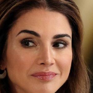 Kraljica koja diktira modne trendove: Jordanska lepotica ponela suknju koju će mnoge poželeti (FOTO)
