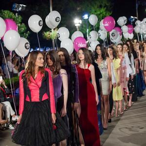 Spektakl pod vredrim nebom: Deseti jubilarni Serbia Fashion Week otvoren je sinoć u Dunavskom parku