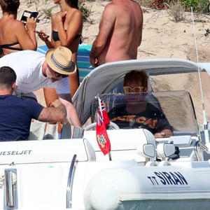 Otišao na porodični odmor, a onda mu se OVO desilo: Eltona Džona unosili u čamac (FOTO)