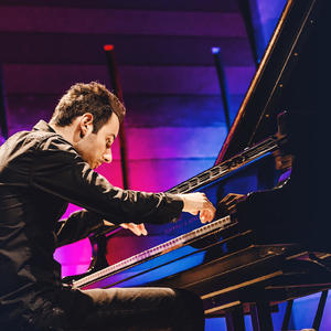 Počeo je da svira sa 2 godine, a na akademiju je primljen sa 7: Pijanista Peter Bence ove jeseni prvi put u nastupa u Srbiji