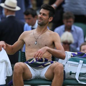 Novak trčao u donjem vešu: Teniser viđen golišav na ulici (FOTO)