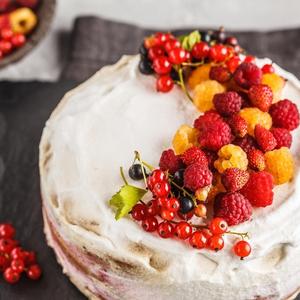 STIŽU NAM PRVOMAJSKI PRAZNICI: Napravite ukusnu tortu sa plazmom i voćem!