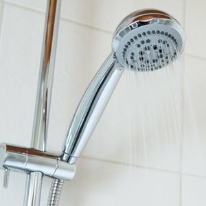 Opasnost vreba iz kupatila: U glavi TUŠA stanuje bakterija koja izaziva UPALU PLUĆA - saznajte kako najbolje da ga OČISTITE