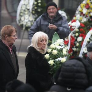 SVI RONE SUZE ZA KOLEGOM, PRIJATELJEM, ROĐAKOM... Ogroman broj poznatih ličnosti tuguje na sahrani Šabana Šaulića (FOTO) (VIDEO)