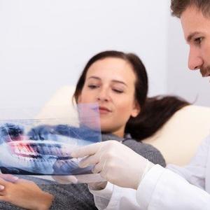 PACIJENTI MASOVNO DOLAZE ZBOG PRELOMA I KVAROVA: Poznati stomatolog otkriva na koji način COVID-19 uništava zube!
