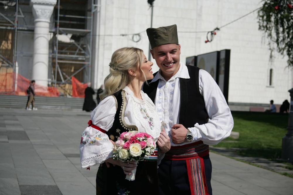 <p>Pevačica Danijela Karić čeka drugo zajedničko dete sa suprugom Ivanom Mileusnićem, poznatim plesačem i koreografom.</p>