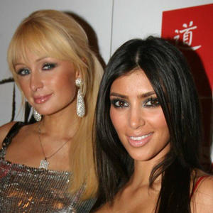 NJIH DVE SU NERAZDVOJNE DRUGARICE: Paris Hilton toliko veruje Kim, da je poželela da je upravo ona STILIZUJE za NOVI SPOT!