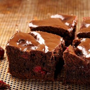 NAJUKUSNIJA POSLASTICA ZA CELU PORODICU: Čokoladni kolač sa višnjama!