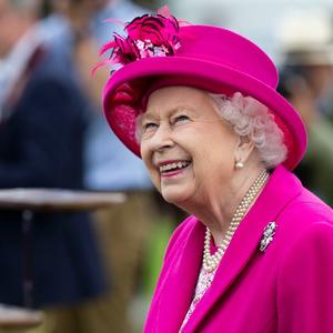 NIKO NE MOŽE DA POVERUJE DA JE OVO INTERESUJE: Kraljica Elizabeta ima novi HOBI, koji je začudio svet! (FOTO)