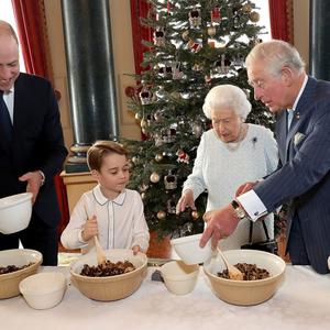 HARI I MEGAN IPAK IMAJU DRUGAČIJE PLANOVE: Kraljevska porodica slavi Božić u okrnjenom sastavu, ali princ Džordž se postarao da sve protekne u sjajnom raspoloženju (FOTO)