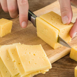 GENIJALAN TRIK KAD IMATE GOSTE, ZA SLAVU... Ovom metodom ćete narezati sir na SAVRŠENO JEDNAKE komade ― bez muke