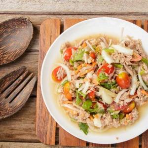 NAJBRŽI LETNJI RUČAK! Ukusna i hranljiva obrok-salata za ljubitelje tunjevine (RECEPT)