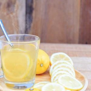 UČINIĆETE OGROMNU USLUGU SVOM TELU: Evo šta će se sve desiti u vašem organizmu ako dan započnete čašom vode s limunom