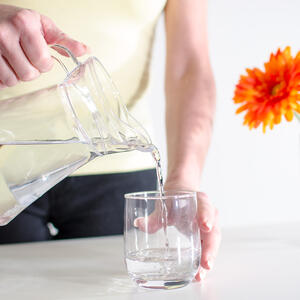 5 NEVEROVATNIH efekata koje ćete postići ukoliko svako jutro popijete čašu TOPLE VODE: Jedan će vas zasigurno ODUŠEVITI