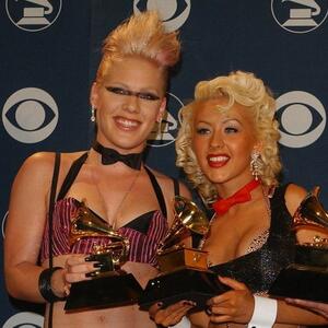 "ZAMAHNULA JE KA MENI!" Sećate li se čuvenog okršaja Pink i Kristine Agilere tokom snimanja pesme "Lady Marmalade"?