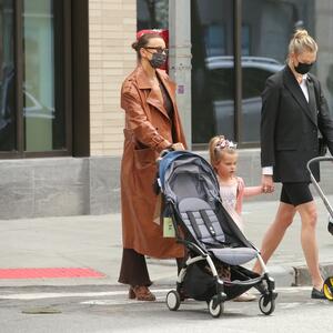 TAKO, TAKO SLATKO! Irina Šajk i Karli Klos u šetnji sa decom, a pogledajte kako je mala Lea UKRALA SLAVU SUPERMODELIMA!
