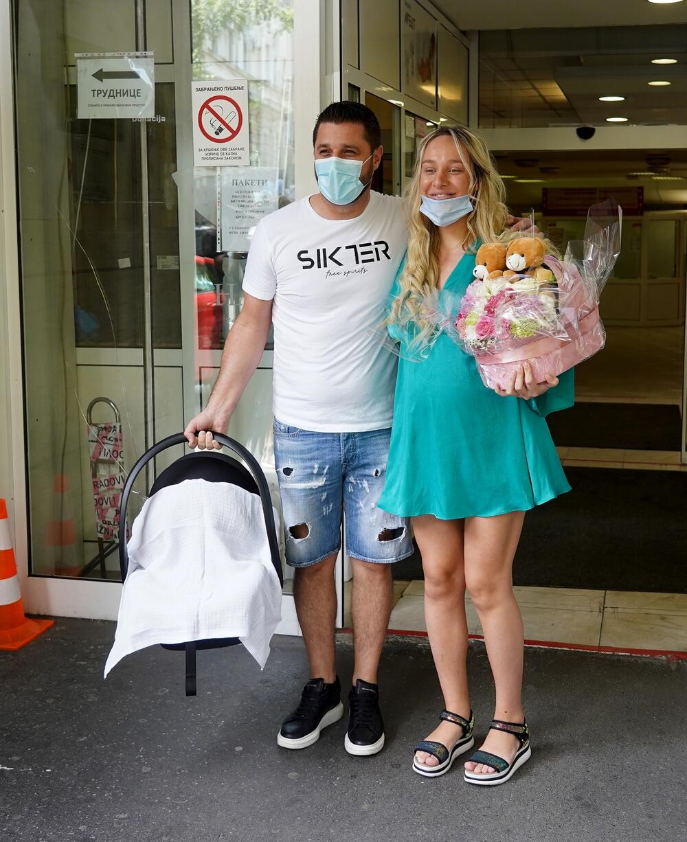 <p>Pevačica i pobednica rijalitija sa suprugom Markom Miljkovićem i novorođenom ćerkicom stigla je kući</p>