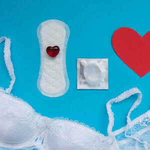 Seks tokom menstruacije: 5 stvari koje treba da znate pre nego što se upustite u uživanje među čaršavima