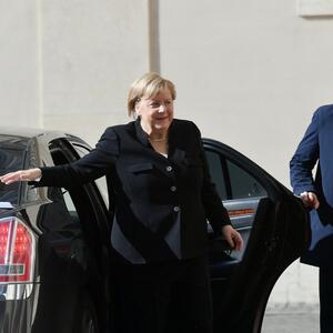 Elegantni SAKO, klasične pantalone i minimalno šminke: Angela Merkel stigla u Vatikan, svi se pitaju šta nam poručuje