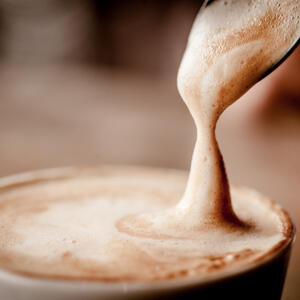 Samo jedna rutina, poboljšaće vam zdravlje: Čaša vode rešava probleme koje izaziva ispijanje kafe
