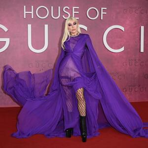 Dugi ljubičasti detalji i tamna šminka dominiraju: Lejdi Gaga zasenila sve na premijeri filma — "House of Gucci"
