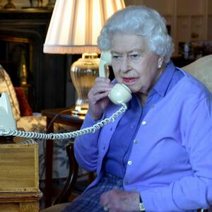 Za Čarlsa nema mesta među njenim prioritetima: Ovo su jedini ljudi koji UVEK mogu da razgovaraju s kraljicom Elizabetom