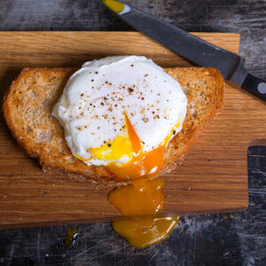 Sprema se za 15 minuta, a preukusan je: Doručak sa zapečenim hlebom i jajima na oko je pravi izbor za vas