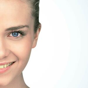 Za blistav osmeh bez mrlja: Pogledajte šta može da pomogne kada vam zubi promene boju