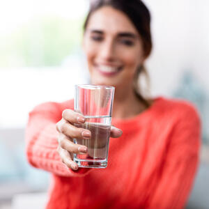 Da li znate koliko vode bi trebalo da pijemo svakog dana? Nije ista doza potrebna za sve, a zavisi od ovih 7 faktora