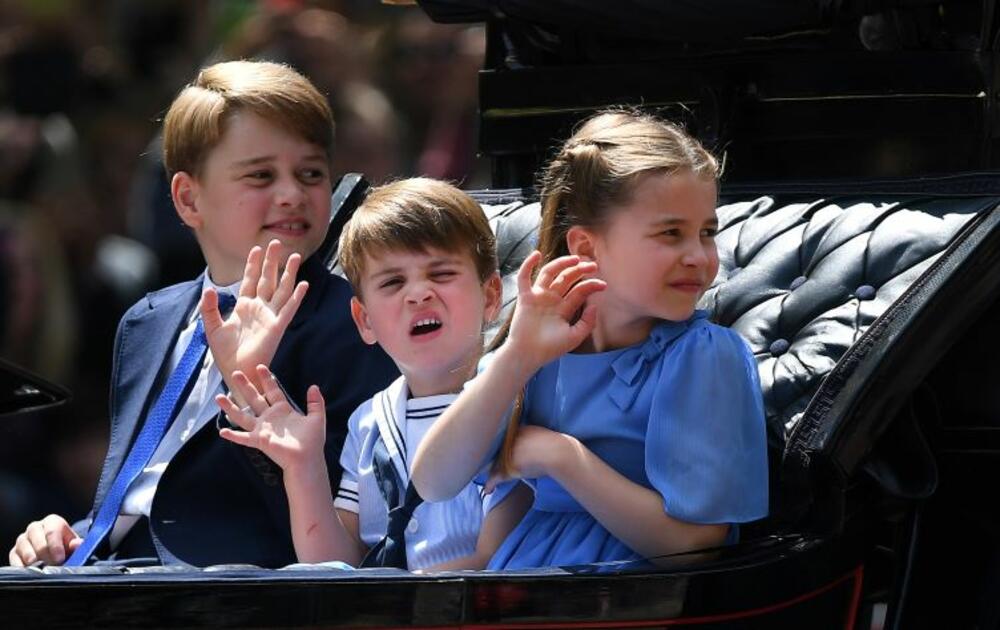 Princ Džordž, princ Lui i princeza Šarlot u kočiji