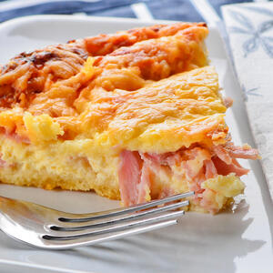 Slasna pita sa sirom i šunkom: Bez kora, bez muke, a jedan sastojak daje joj poseban ukus (RECEPT)